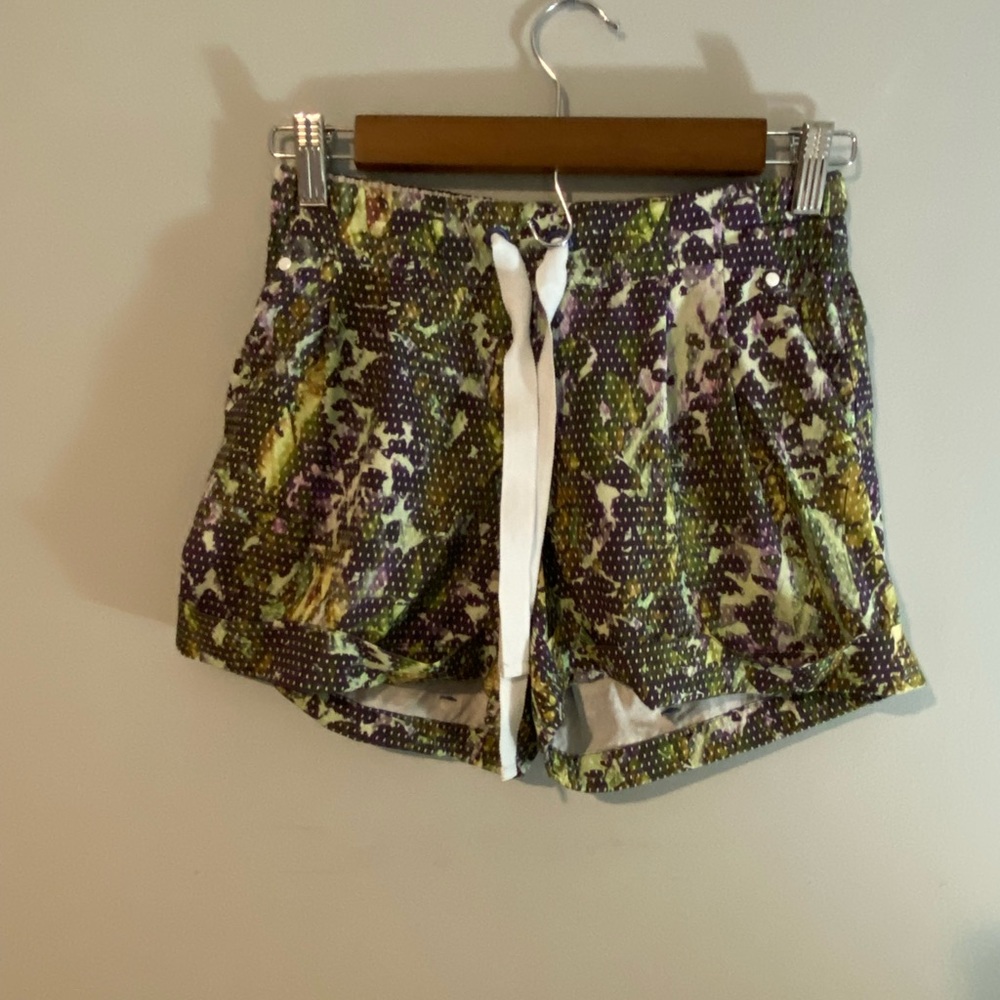 Lululemon women’s shorts green/purple